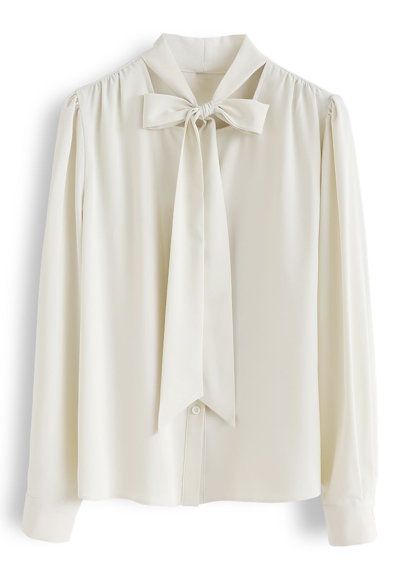 Chemise boutonnée à col noué avec nœud papillon en crème
