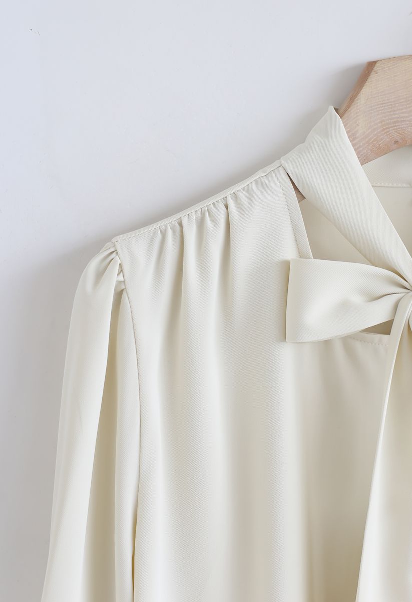 Chemise boutonnée à col noué avec nœud papillon en crème