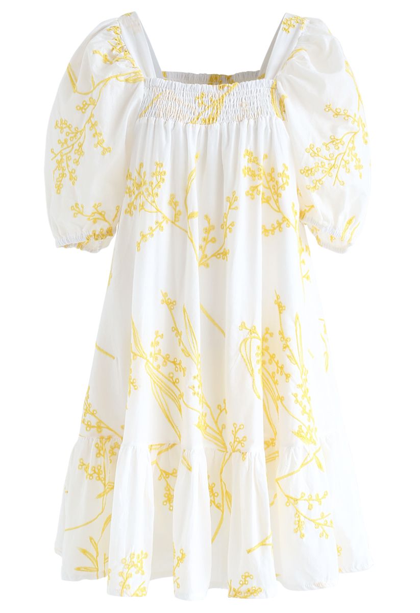 Robe Dolly à manches bouffantes brodées de fleurs sauvages en blanc