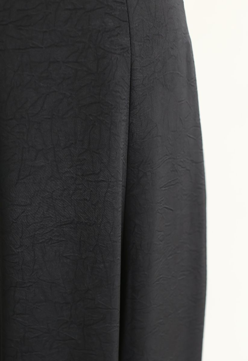 Jupe mi-longue asymétrique à texture soyeuse en noir