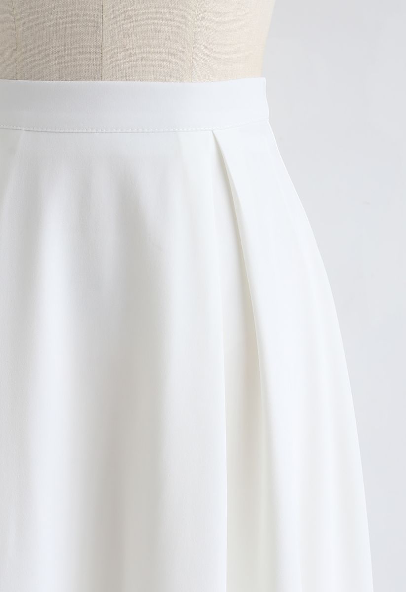 Jupe mi-longue plissée A-Line zippée sur le côté en blanc