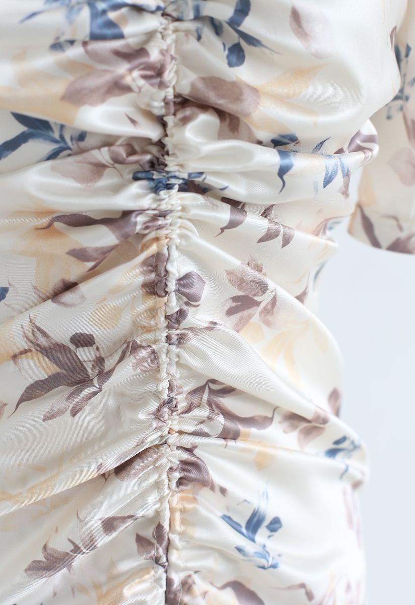Robe à fleurs avec cordon de serrage et ourlet volanté en crème