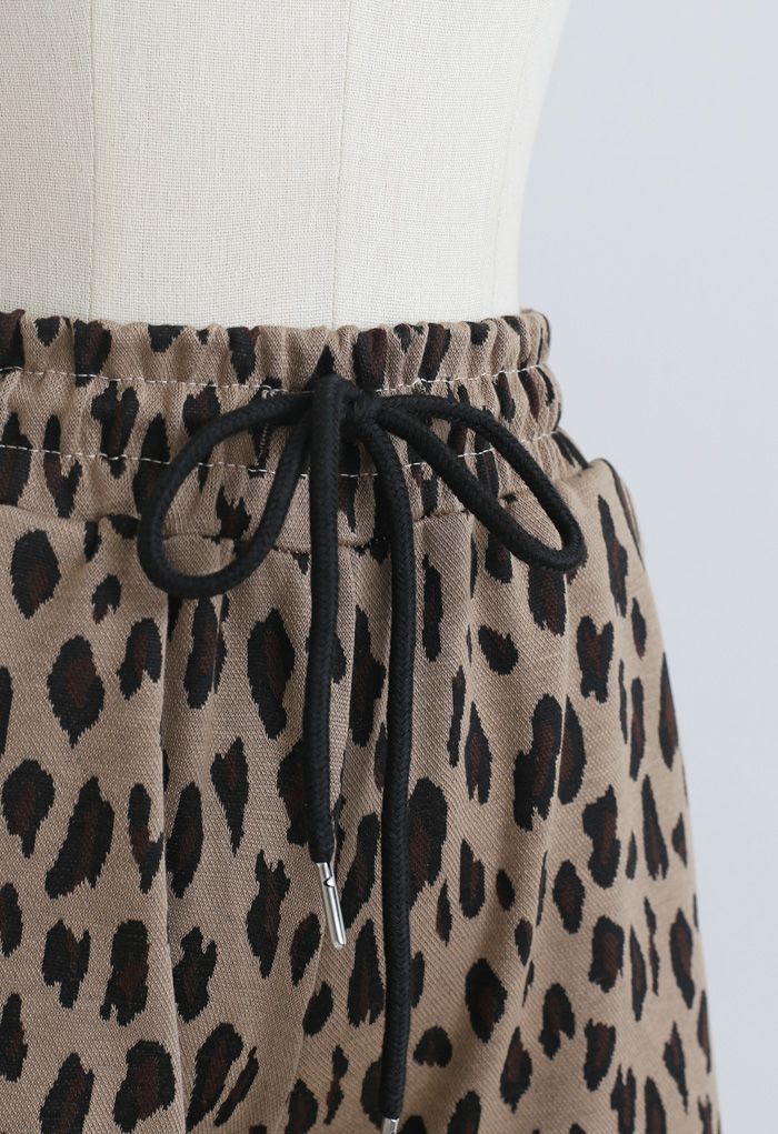 Short avec poches à cordon et imprimé léopard en caramel