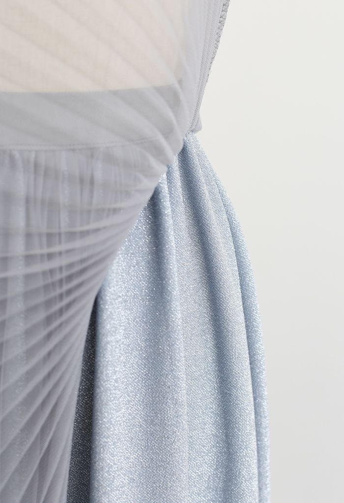 Jupe mi-longue plissée en maille scintillante en bleu poussiéreux
