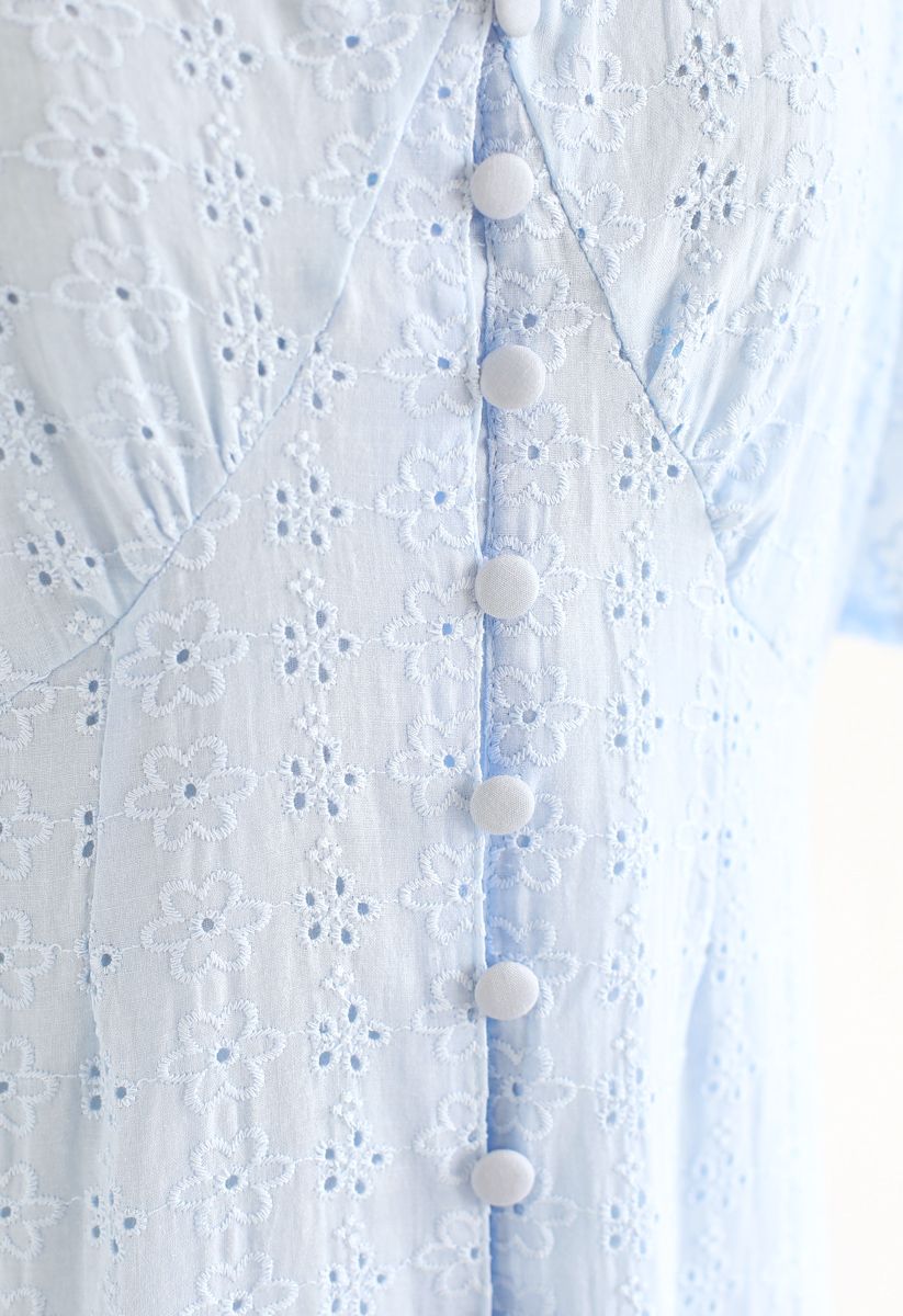 Robe boutonnée brodée d'œillets en bleu bébé