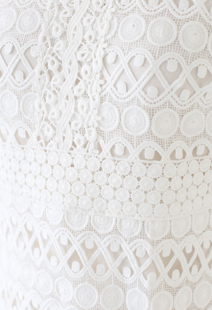 Robe en crochet à cercle complet et lignes ondulées en blanc