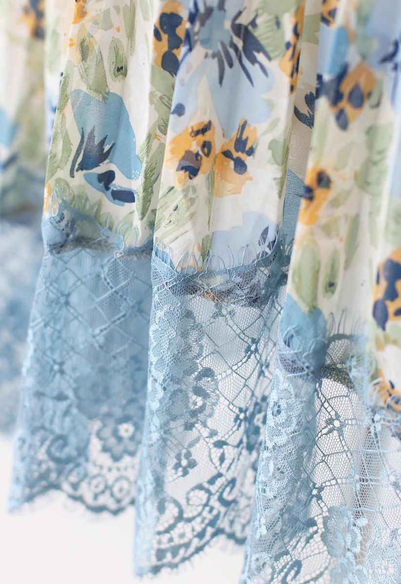 Jupe en mousseline de soie plissée aquarelle florale à ourlet en dentelle en bleu poussiéreux