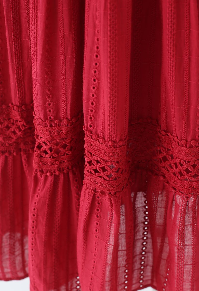 Robe bohème froncée à volants avec œillets brodés en rouge