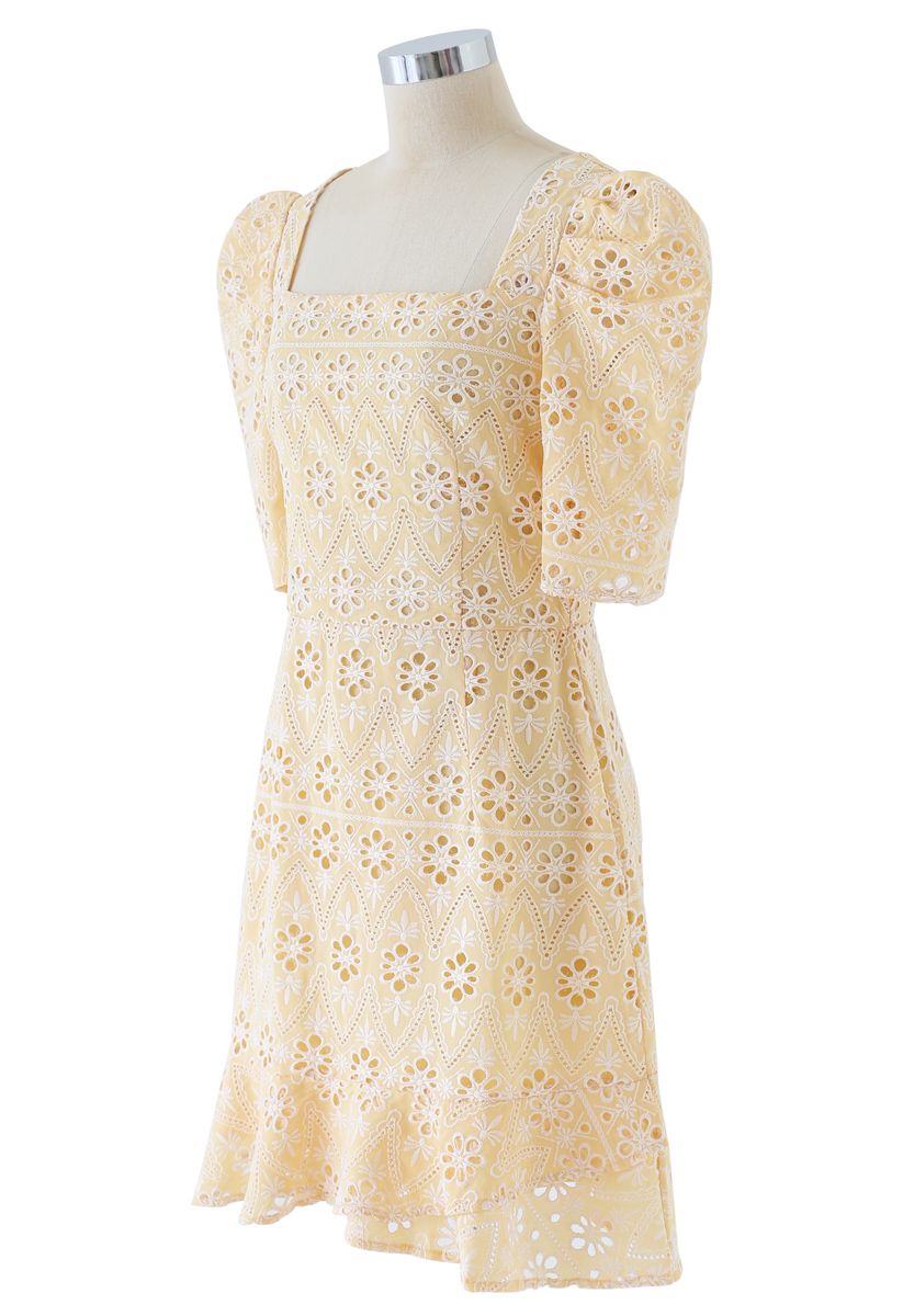 Mini robe à encolure carrée brodée de fleurs à œillets en zigzag en abricot