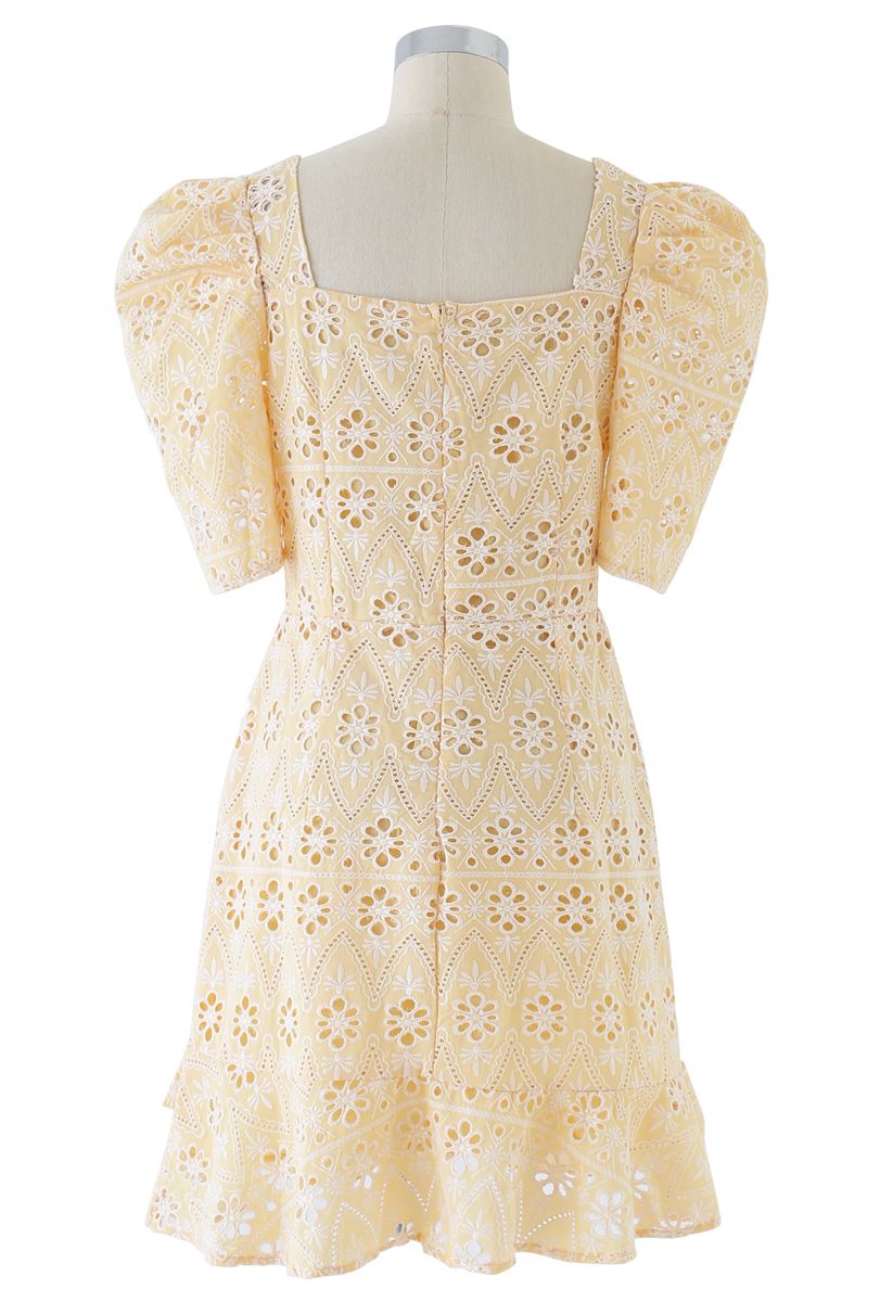 Mini robe à encolure carrée brodée de fleurs à œillets en zigzag en abricot