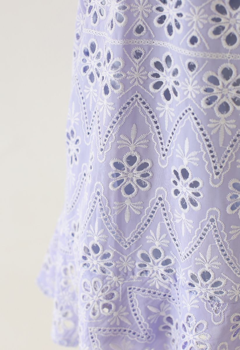 Mini-robe à encolure carrée et broderie florale avec œillets en zigzag en lilas