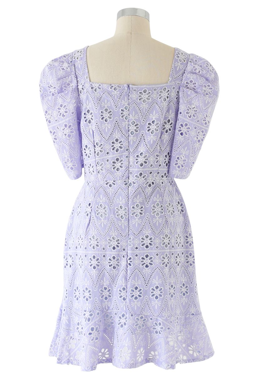 Mini-robe à encolure carrée et broderie florale avec œillets en zigzag en lilas