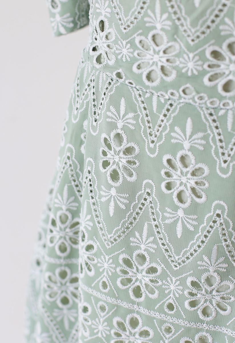 Mini-robe à encolure carrée brodée de fleurs à œillets en zigzag en vert pois