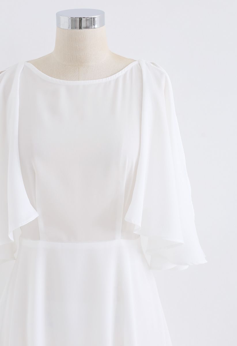 Robe mi-longue asymétrique à épaules dénudées en blanc