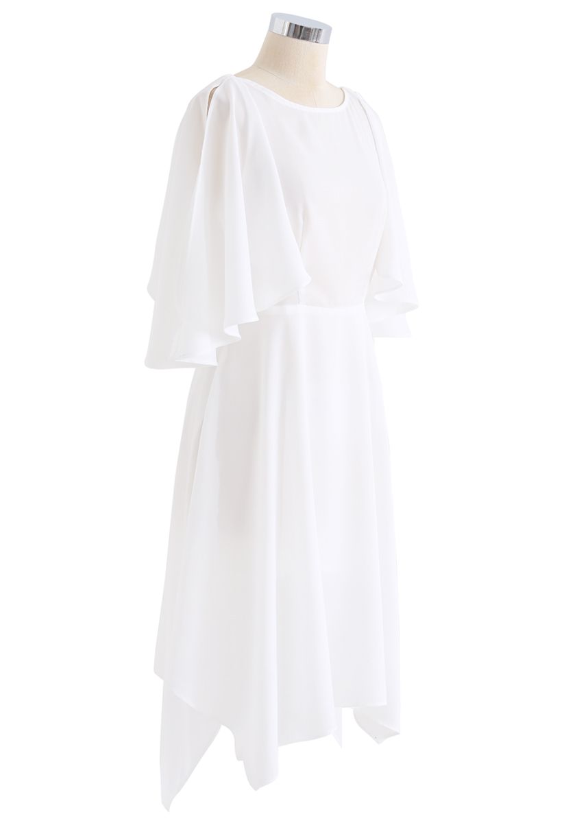 Robe mi-longue asymétrique à épaules dénudées en blanc