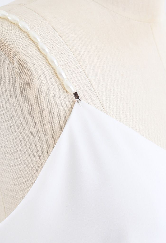Débardeur camisole en satin à bretelles perlées en blanc