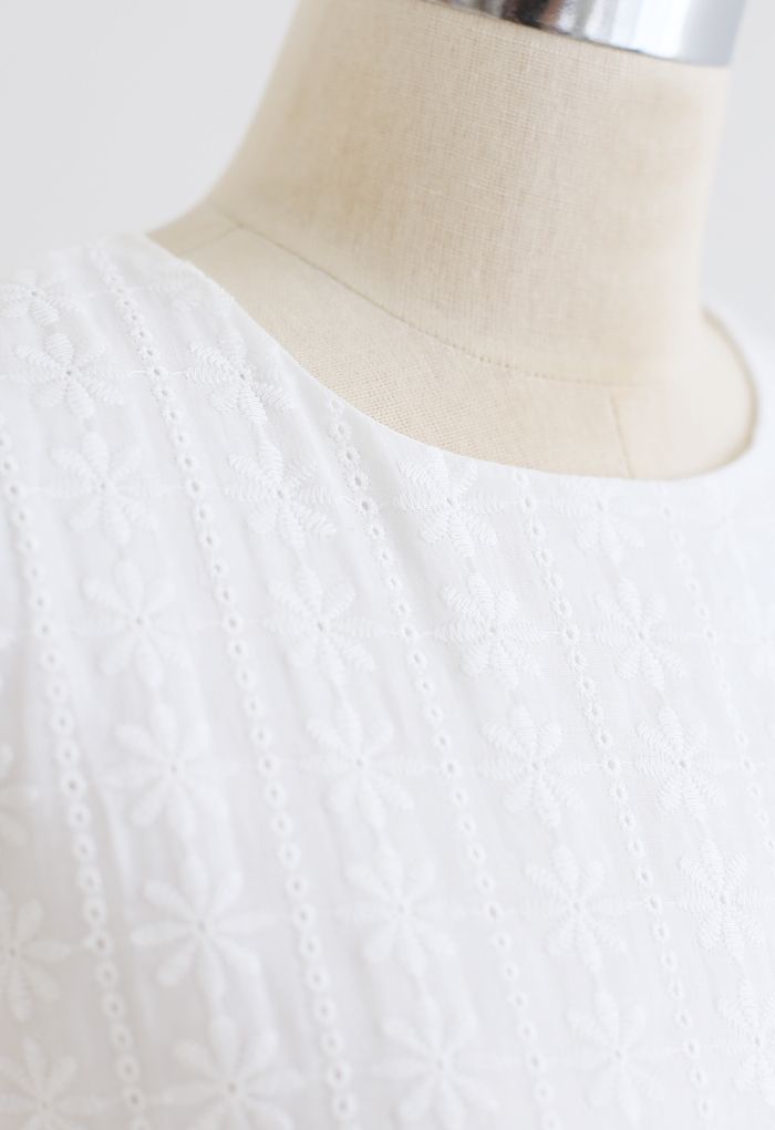 Mini-robe à œillets brodés à la taille avec cordon de serrage Floret en blanc