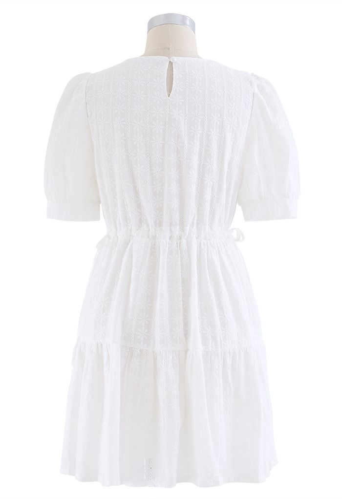 Mini-robe à œillets brodés à la taille avec cordon de serrage Floret en blanc