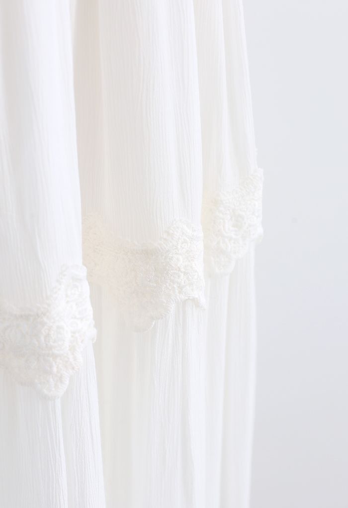 Robe à épaules dénudées avec bordure en crochet en blanc