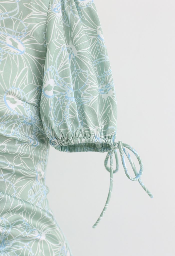 Robe mi-longue à imprimé floral et poignets à cordon de serrage en vert