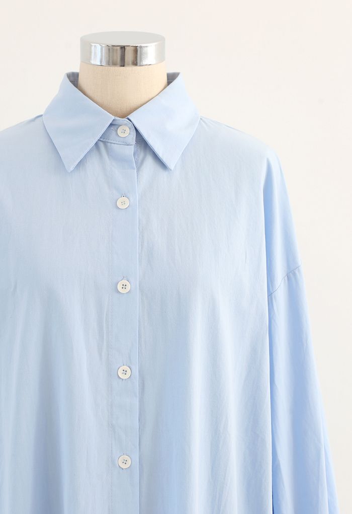 Robe chemise asymétrique boutonnée à ourlet fendu en bleu