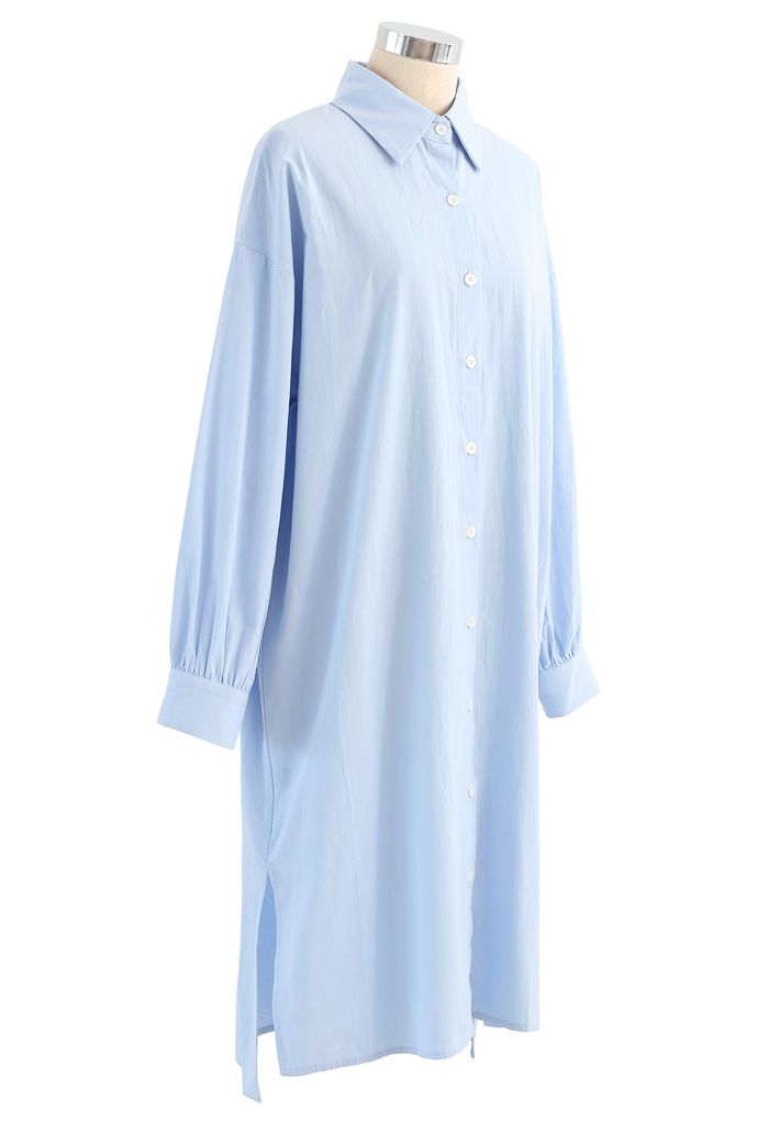 Robe chemise asymétrique boutonnée à ourlet fendu en bleu