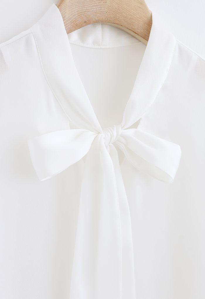Haut smocké à col foulard en blanc