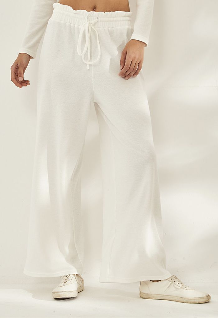Pantalon de yoga côtelé à taille sac en papier avec cordon de serrage en blanc