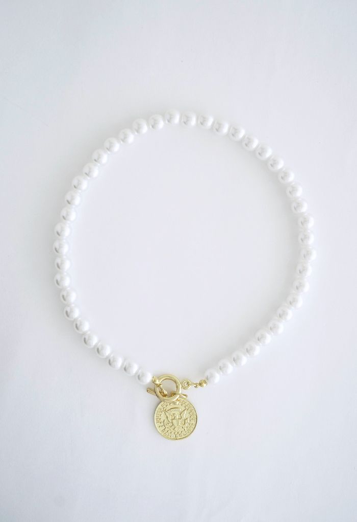 Collier pendentif pièce de monnaie en perles d'imitation