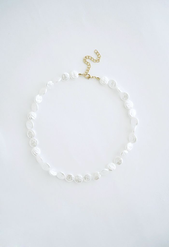 Collier de perles en plastique blanc