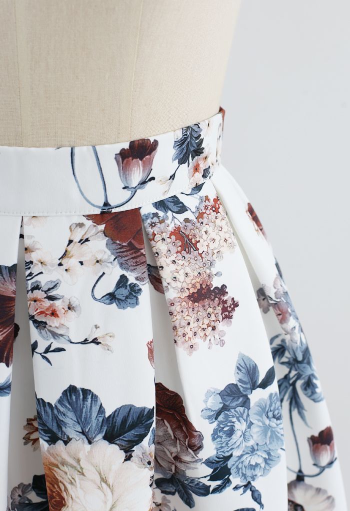 Jupe mi-longue plissée à imprimé fleuri baroque
