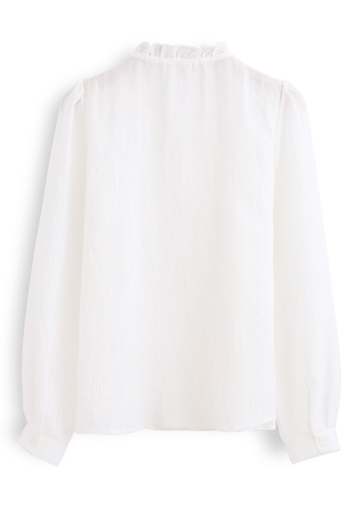 Chemise à col en V et bordures à volants en blanc