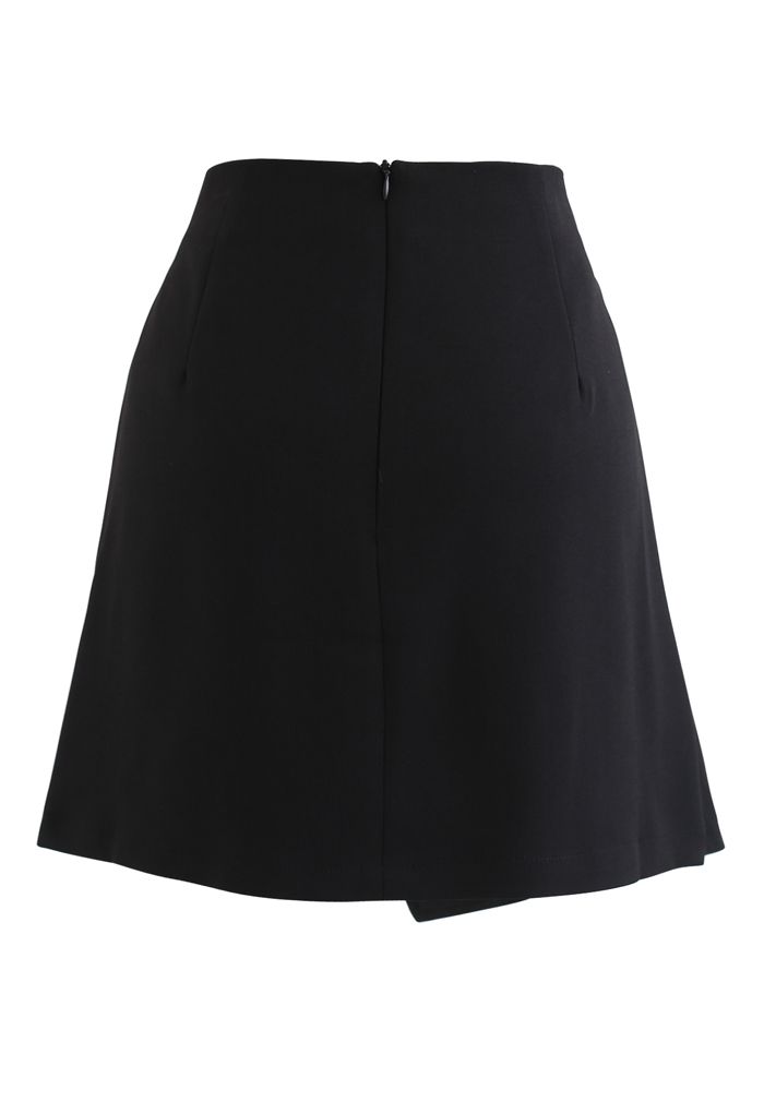 Mini-jupe asymétrique avec ceinture froncée sur le côté en noir