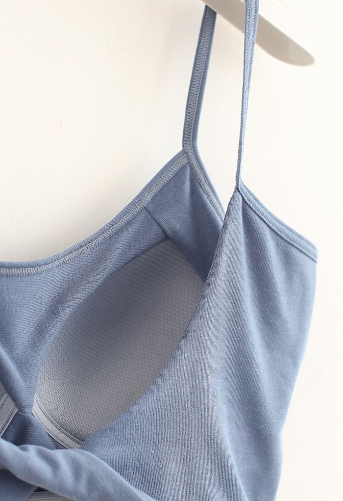 Haut de soutien-gorge camisole torsadé dans le dos en bleu poussiéreux