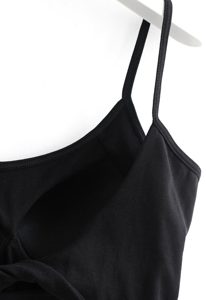 Haut de soutien-gorge camisole torsadé dans le dos en noir
