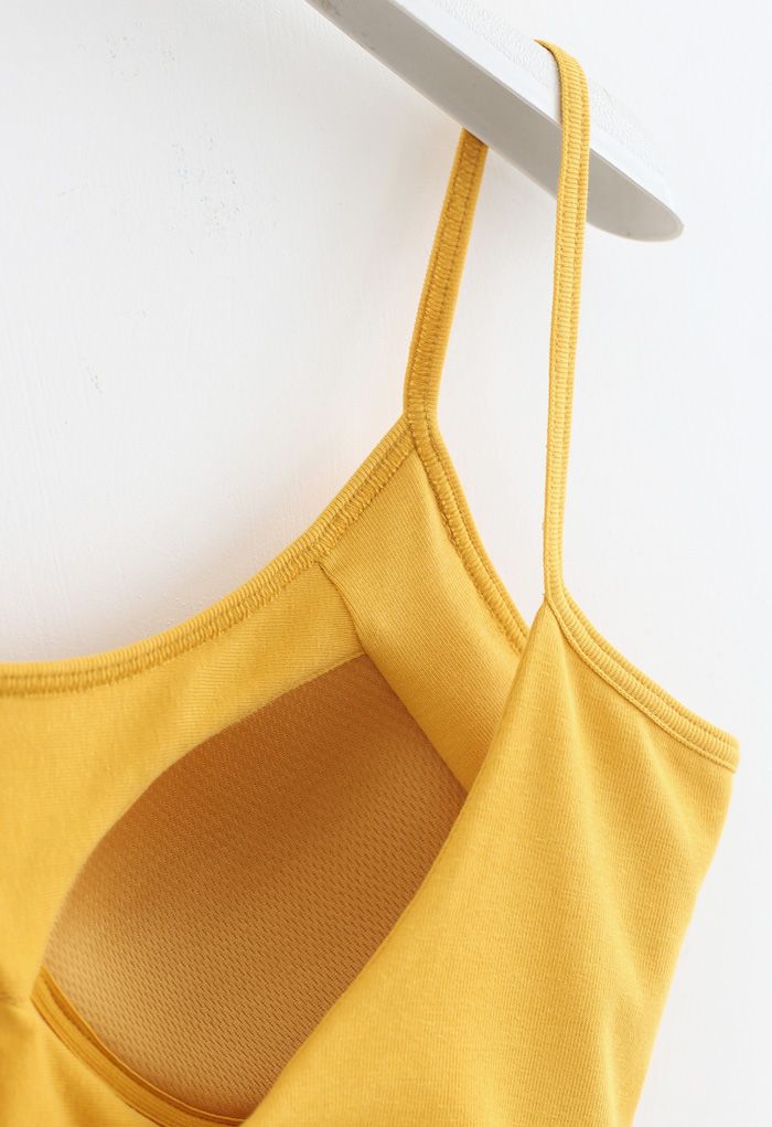 Haut de soutien-gorge camisole torsadé dans le dos en moutarde