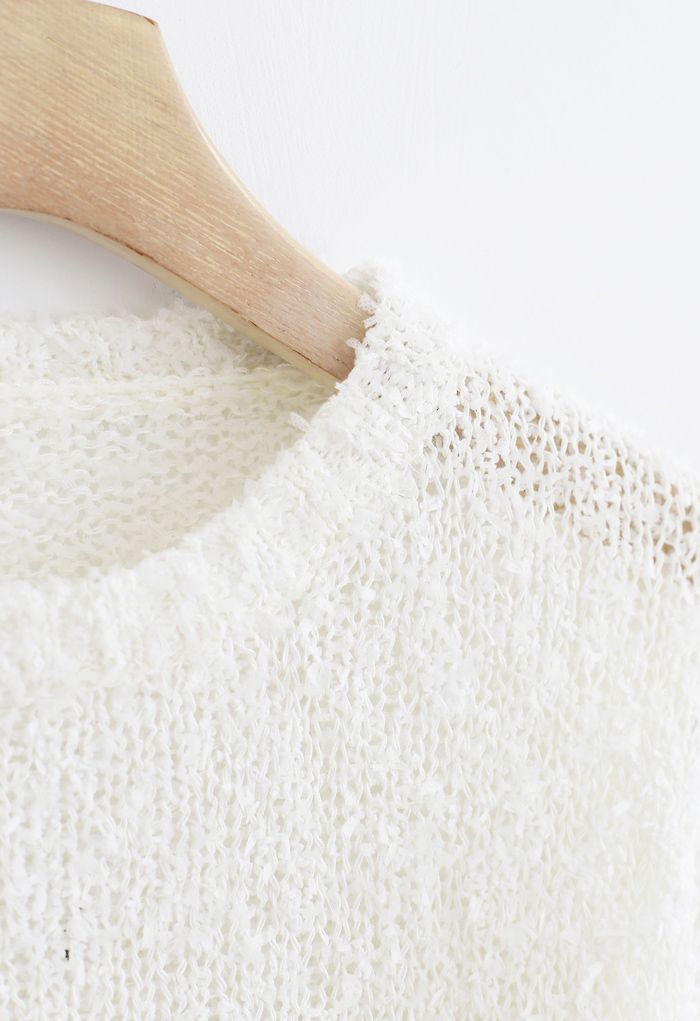Pull court en tricot moelleux évidé en blanc