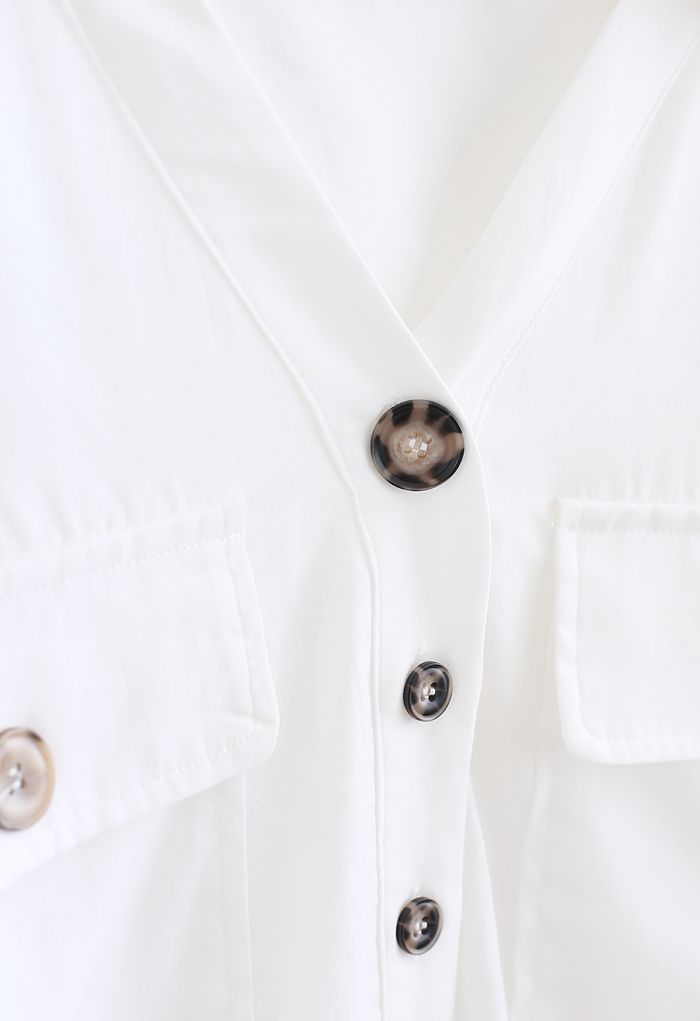 Chemise boutonnée avec poches à rabat en blanc