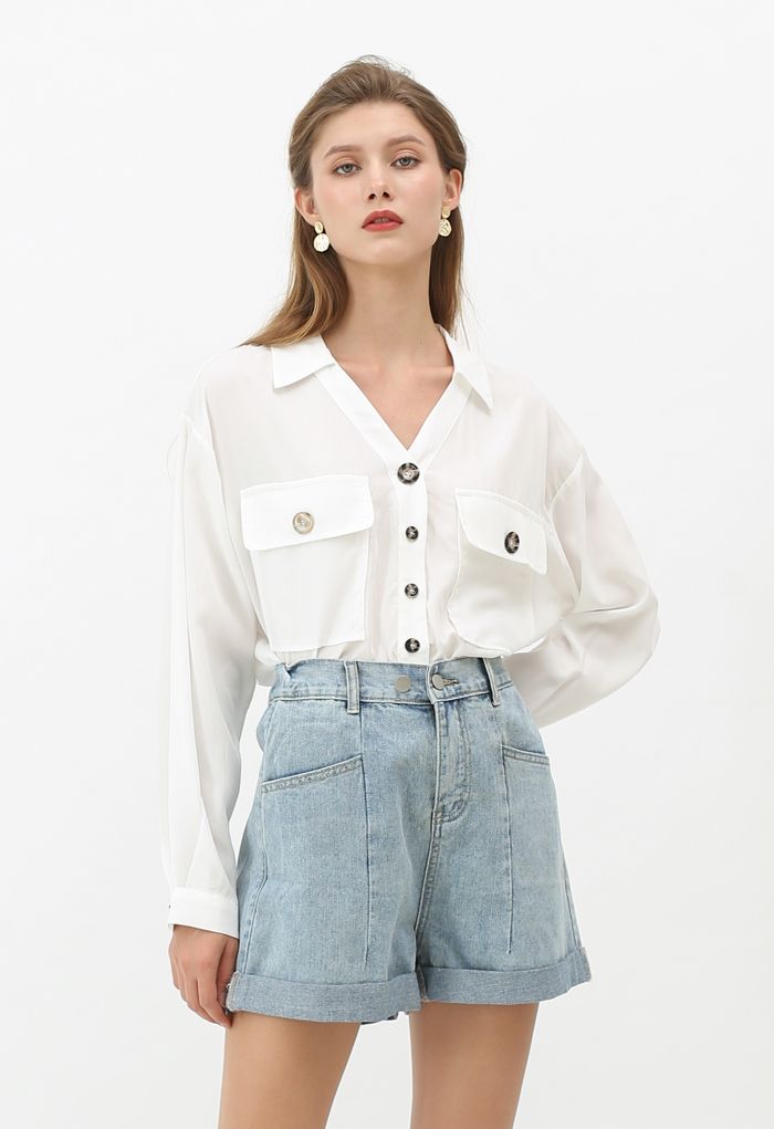 Chemise boutonnée avec poches à rabat en blanc