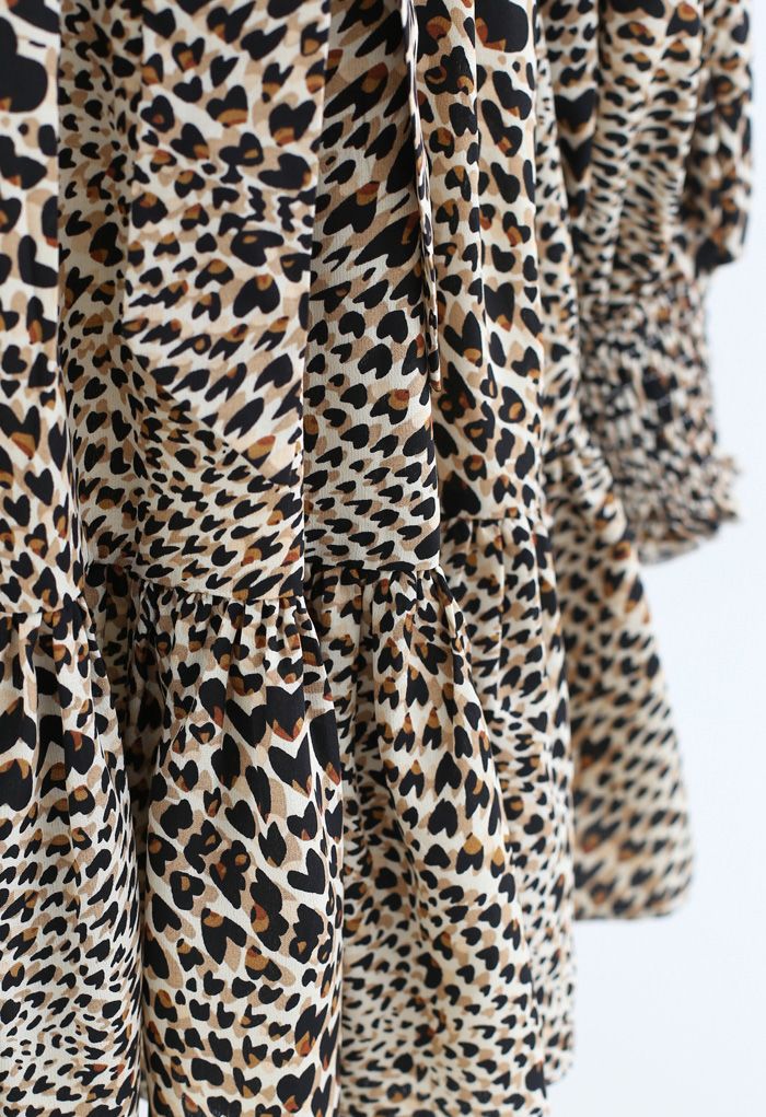 Robe boutonnée à imprimé léopard et manches bouffantes
