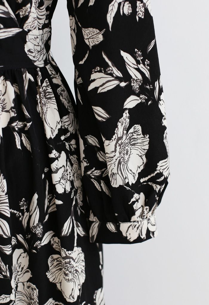 Robe longue portefeuille à volants et imprimé floral en noir