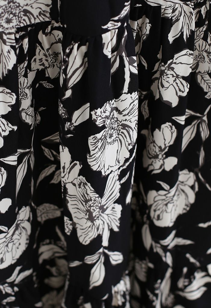 Robe longue portefeuille à volants et imprimé floral en noir