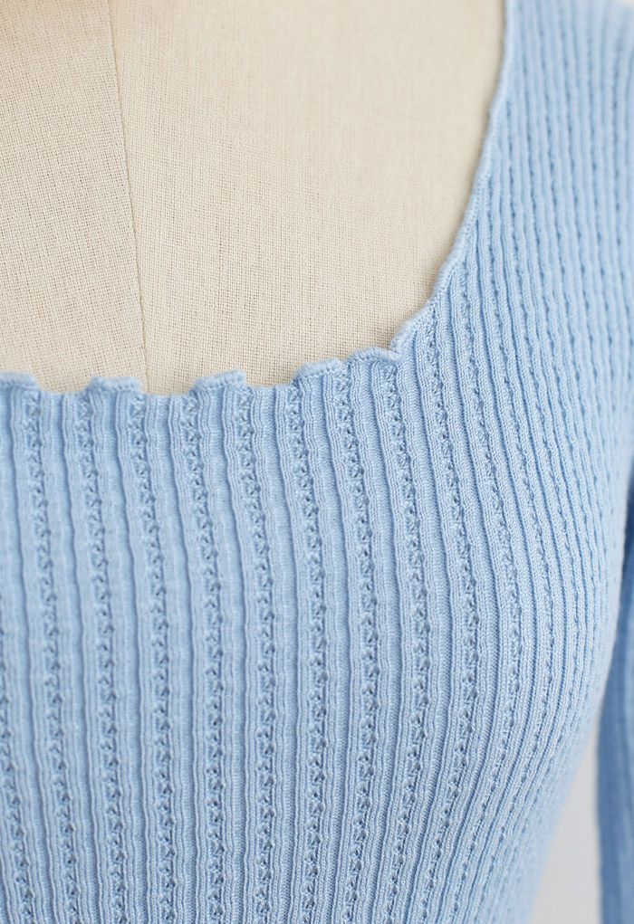 Haut court en tricot à ourlet laitue en bleu