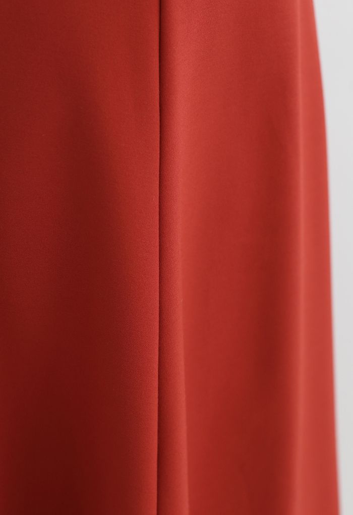 Jupe mi-longue à ourlet évasé avec coutures rouges