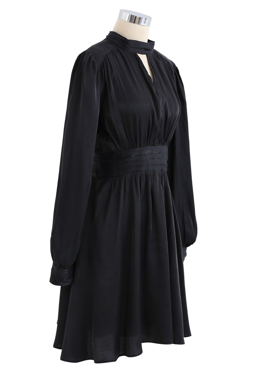 Robe plissée brillante à col haut en noir