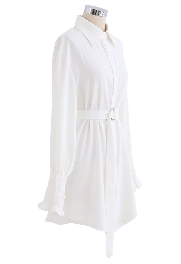 Robe chemise ceinturée boutonnée Hi-Lo en blanc