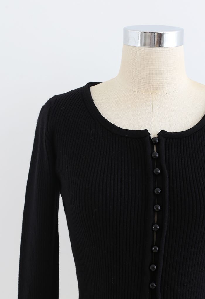 Crop top boutonné en tricot côtelé en noir