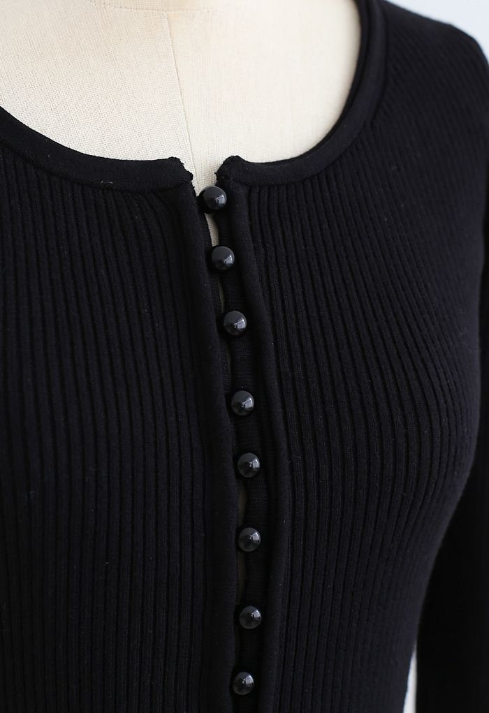 Crop top boutonné en tricot côtelé en noir