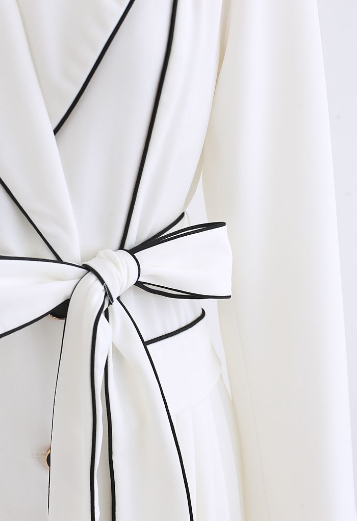 Robe blazer plissée à double boutonnage passepoilée en blanc