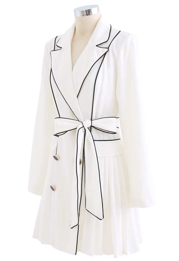 Robe blazer plissée à double boutonnage passepoilée en blanc